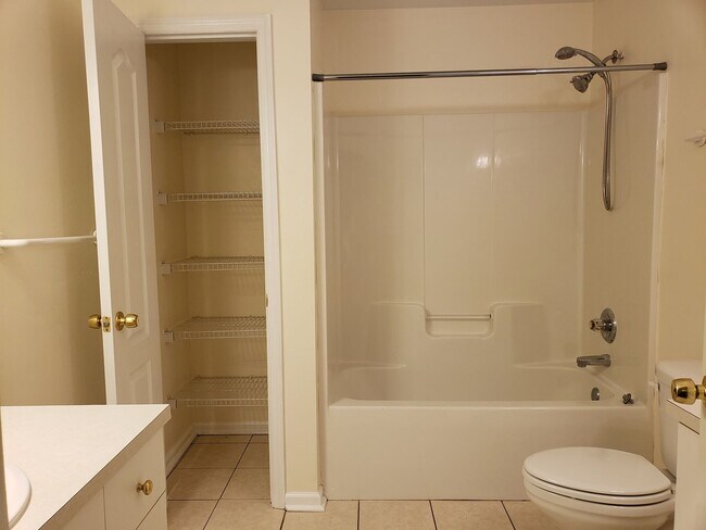 Building Photo - Large 4 bedroom town home with ceramic tile for rent right away for $1650