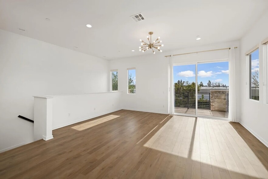 Building Photo - 370 Broadway Dr