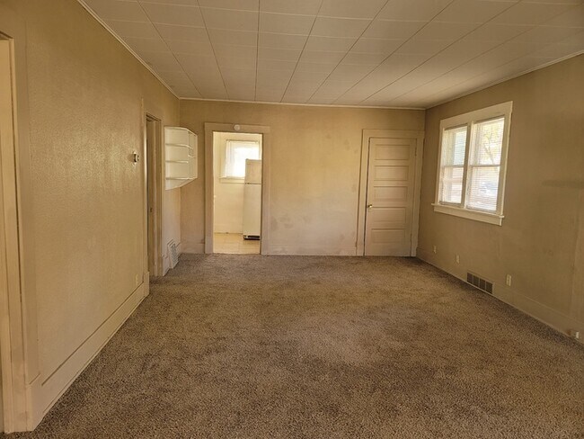 Building Photo - Two bedroom one bathroom w/double garage