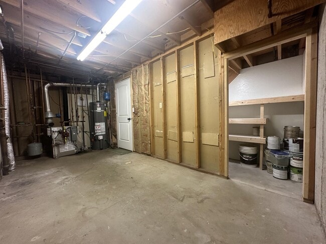 Building Photo - Cute country home available!