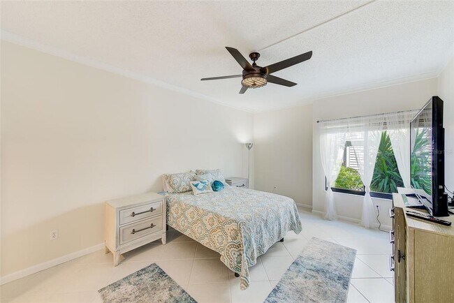 Building Photo - 557 Pinellas Bayway S
