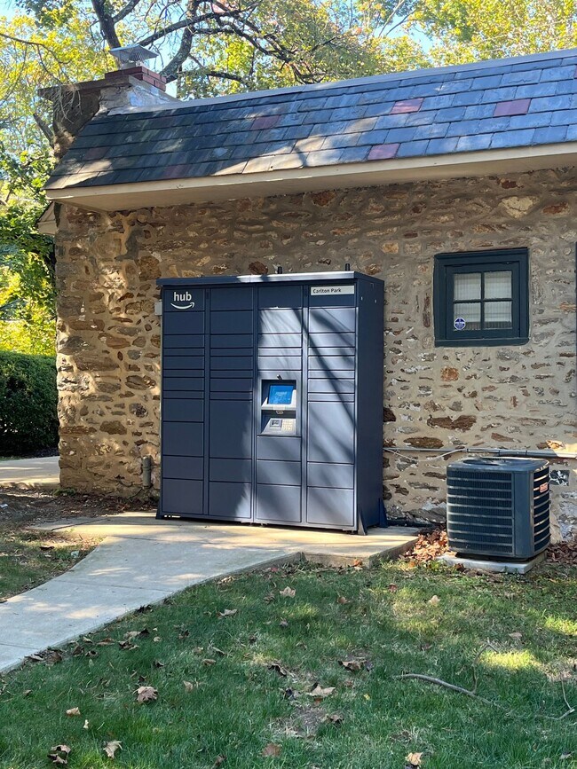 Building Photo - 2800 Woodpipe Ln