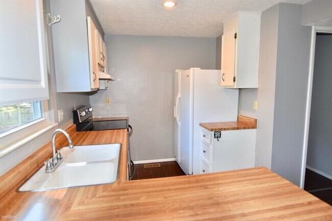 Building Photo - 3 br, 1.5 bath Townhome - 2953 Rushbury Drive