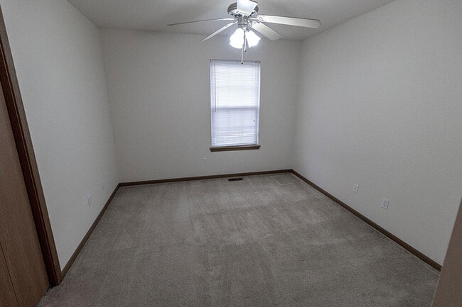 Building Photo - 5000 Derby Ridge Dr