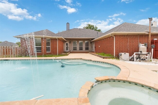 Building Photo - 2502 Chapel Hill Dr