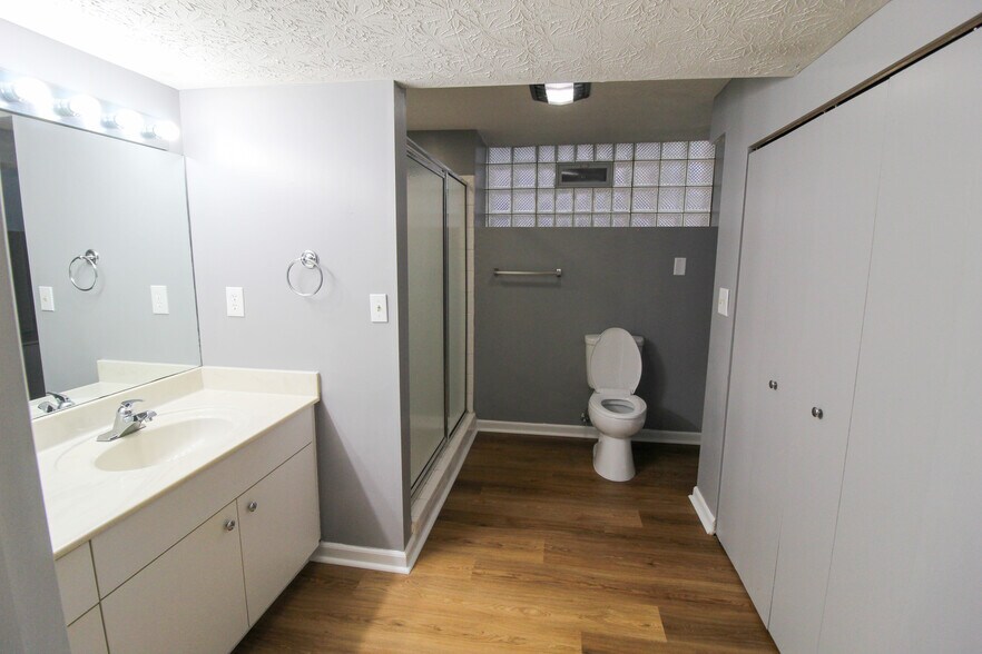 Building Photo - 2127 Deerfield Pl