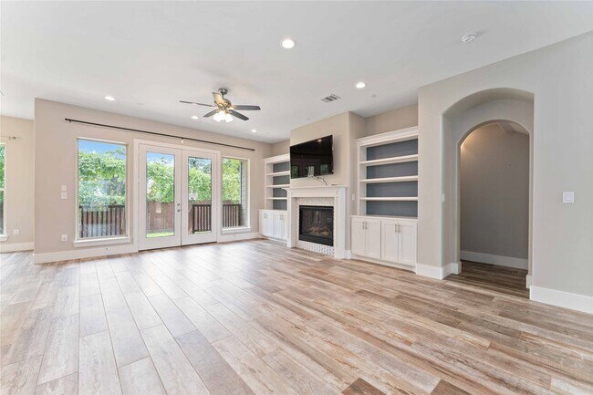 Building Photo - 4310 Fernwood Dr