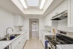 Building Photo - 712 S Lebanon Ln