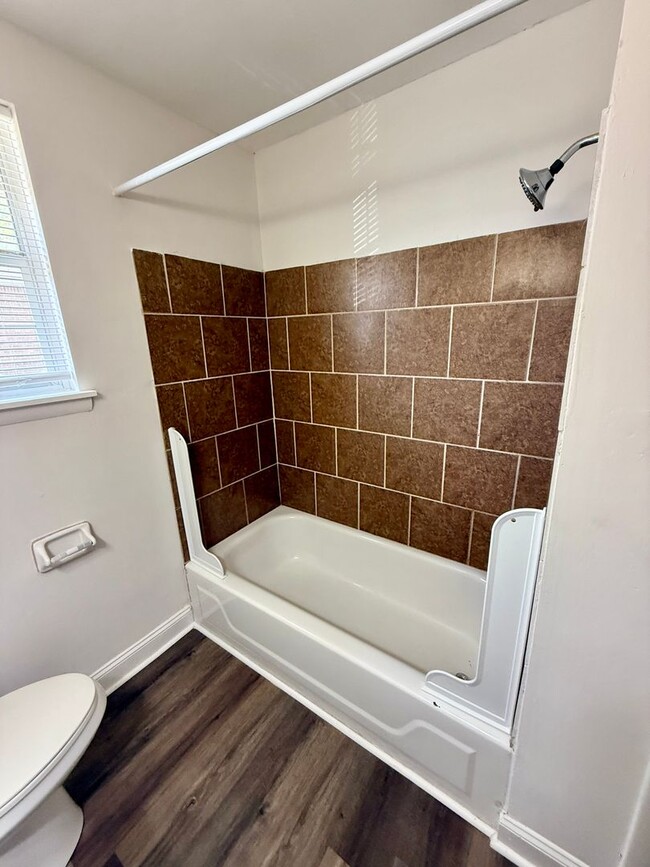 Building Photo - East Nashville living for $1400!!!   Avail Dec 1.  Act fast!