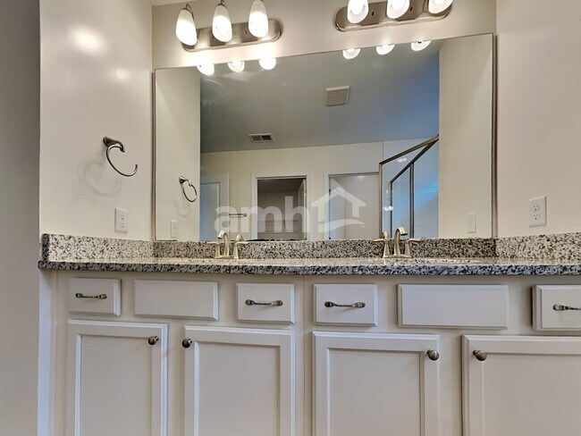 Building Photo - 526 Lateleaf Dr