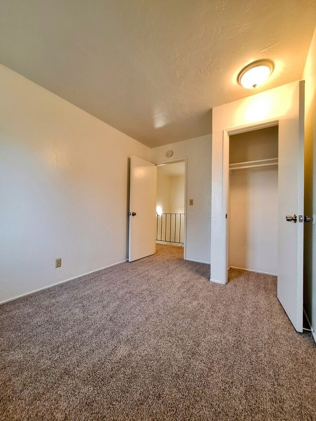 Building Photo - Refurbished 3bd Townhouse Style Apartment