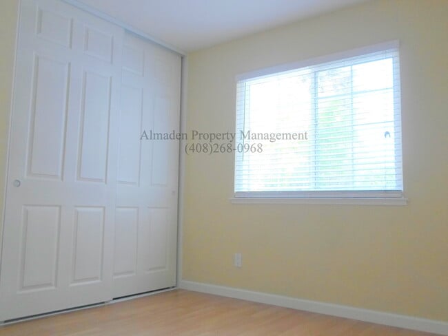 Building Photo - Great Location! Two Story Townhome in Berr...