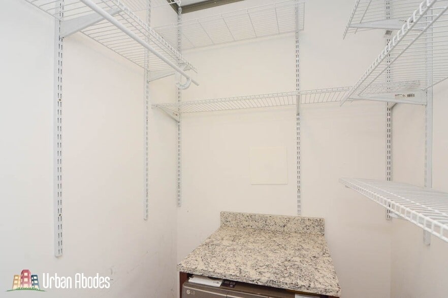 Building Photo - 2915 N Mildred Ave