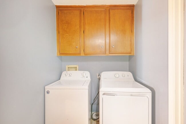 Building Photo - 1006 Bolton Dr