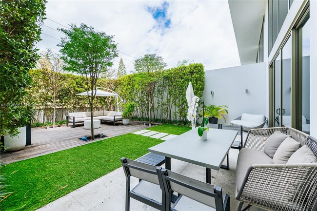 Building Photo - 300 Collins Ave