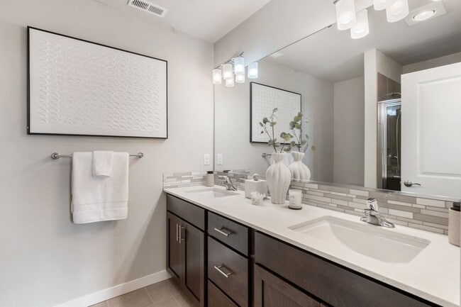 Building Photo - Spacious 3-Bed Townhome in Desirable Pond Community | Bothell - $3,200!!!