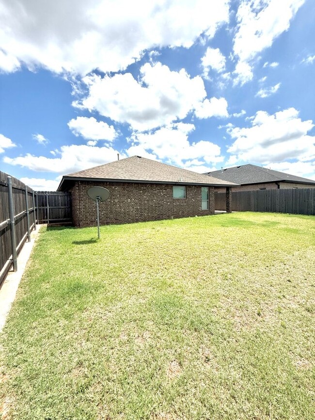 Building Photo - Like New!  3 bedroom 2 bath 2 car garage!