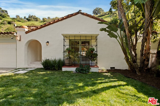 Building Photo - 1518 N Beverly Dr