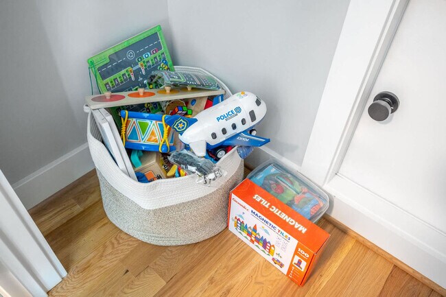 Building Photo - 2019 James St