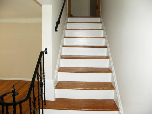 Building Photo - 3 Bed - 2 Full Bath Cape Cod for Rent in E...
