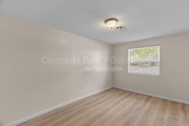 Building Photo - 10140 Earl Dr