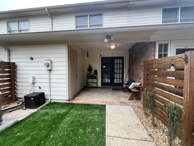 Building Photo - 1000 Holland Dr