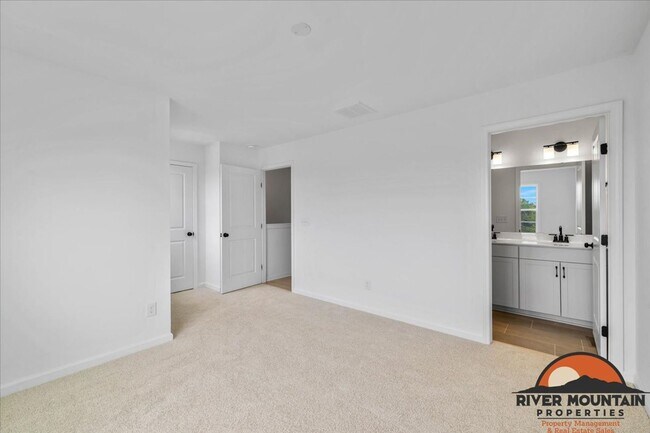 Building Photo - Spacious Townhome with Garage and Bonus Space in Blacksburg