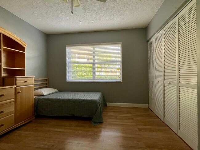 Building Photo - 13720 SW 90th Ave