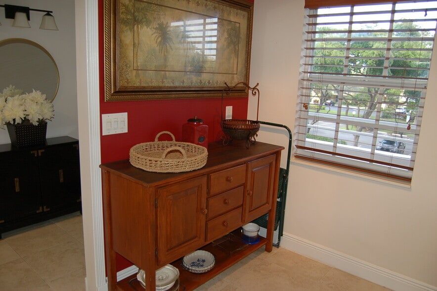 Building Photo - 575 Oaks Ln