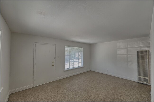 Building Photo - 810 Heisig Ave