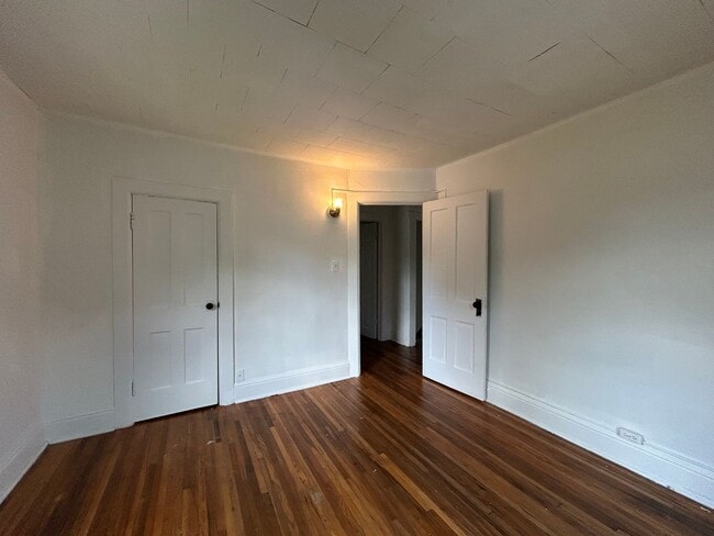 Building Photo - 3-Bedroom, 1-Bathroom Home – RSVP Code Cer...