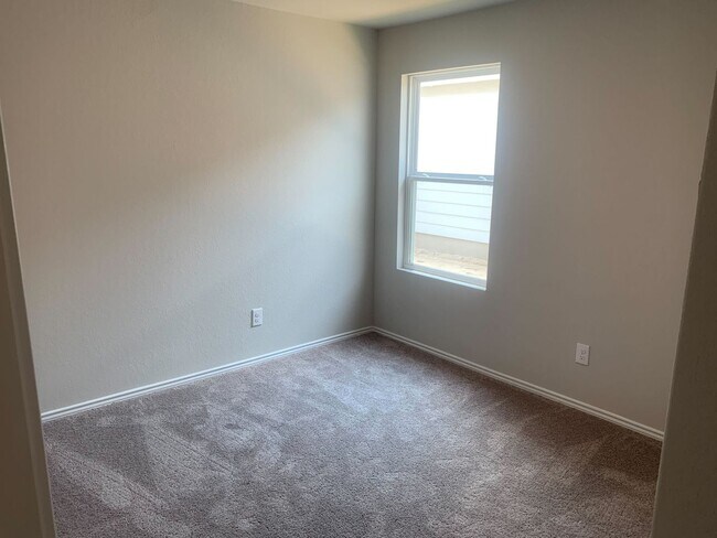 Building Photo - *MOVE IN SPECIAL* Comfortable Living with Open Kitchen & Fenced Yard!