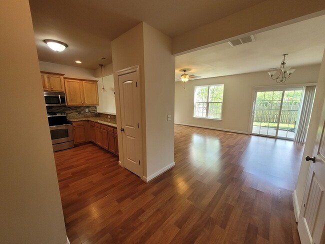 Building Photo - Gorgeous 3 bedroom, 2.5 bath townhome-styl...