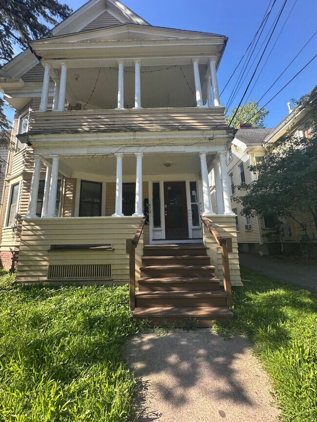 Building Photo - 874-874 Elm St