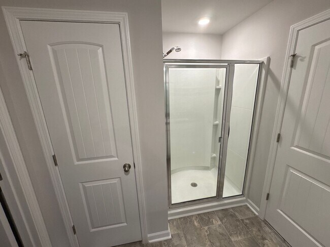 Building Photo - Beautiful 3BR/2.5BA Townhome in a Prime Lo...