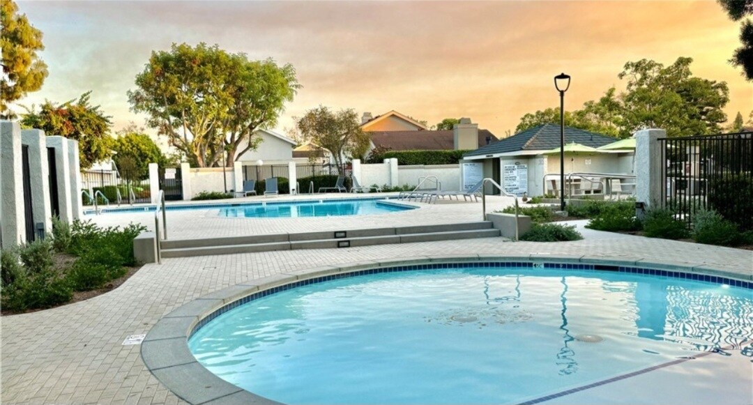 Building Photo - 10 Goldenbush