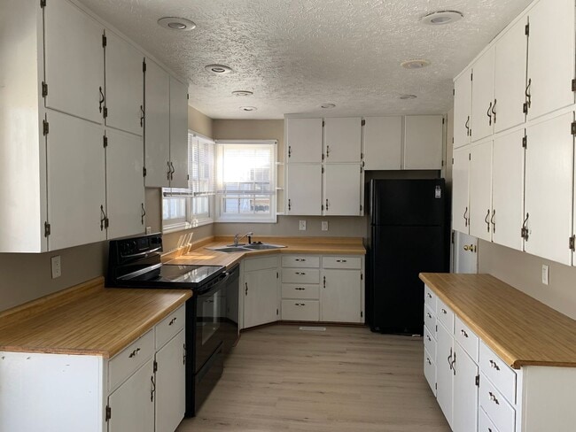 Building Photo - PRICE REDUCED! 4 Bedroom, 1.5 Bathroom House Available, Centrally Located! ¡Casa de 4 dormitorios...