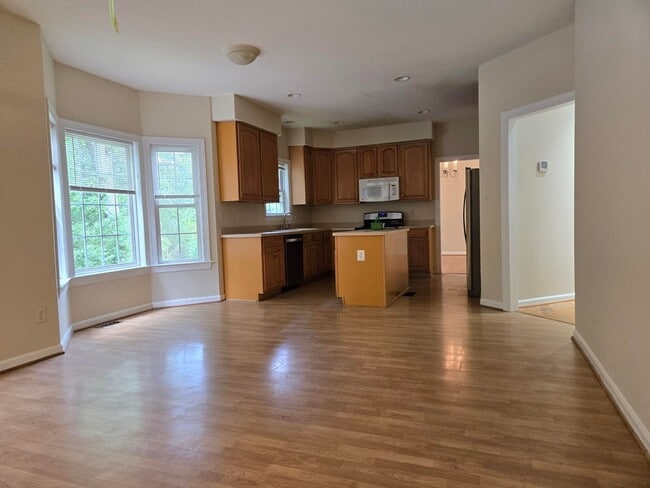 Building Photo - Stunning and Spacious 5 Bed 4 Bath Colonia...