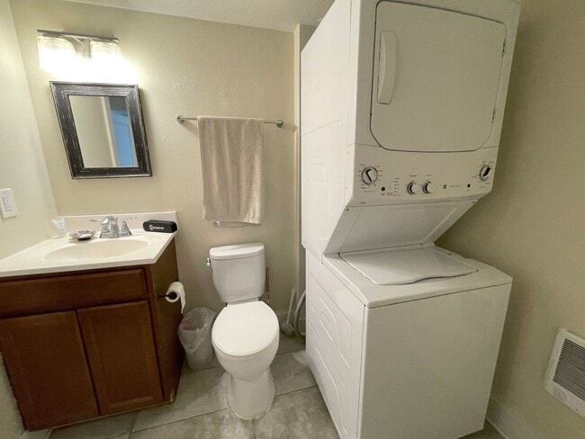 Building Photo - Fantastic Lower Duplex Unit with Washer/Dr...