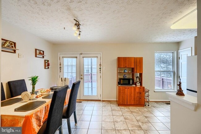 Building Photo - 10 Bluestem Ct