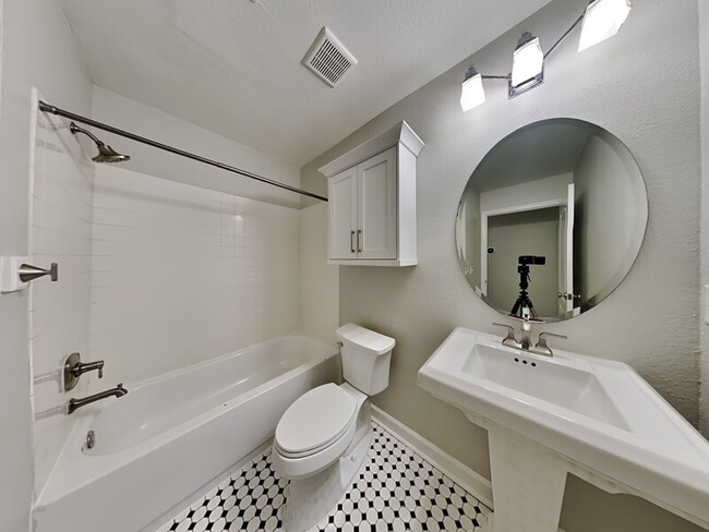 Building Photo - 2065 Dixie Belle Dr