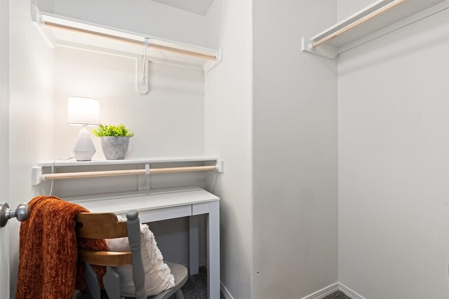 Building Photo - 216 Cliff Swallow Ave