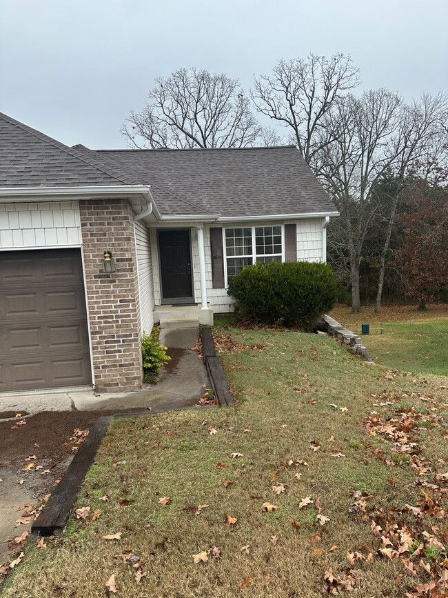 Building Photo - Large patio home