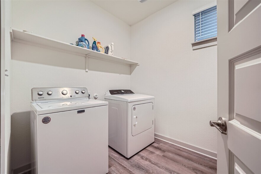 Downstairs Laundry - 10601 Seguin St