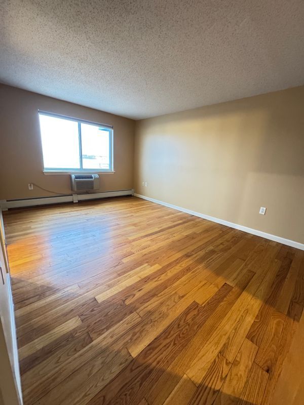 Building Photo - 184 Pequot Ave