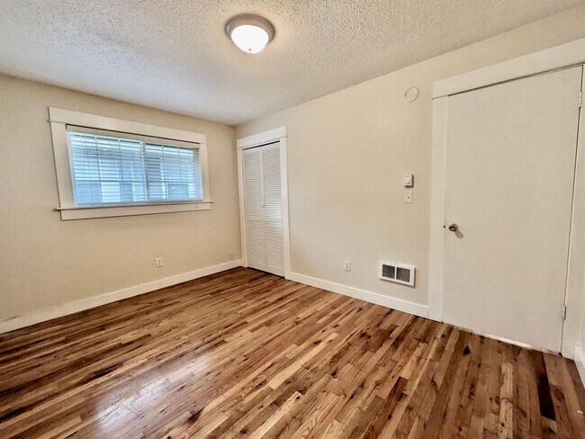 Building Photo - Discover Your New Home in the Heart of the Desirable Sellwood Neighborhood! Water/Sewer/Garbage I...