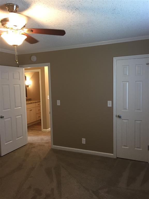 Building Photo - Condo Living Close to everything in Brentwood