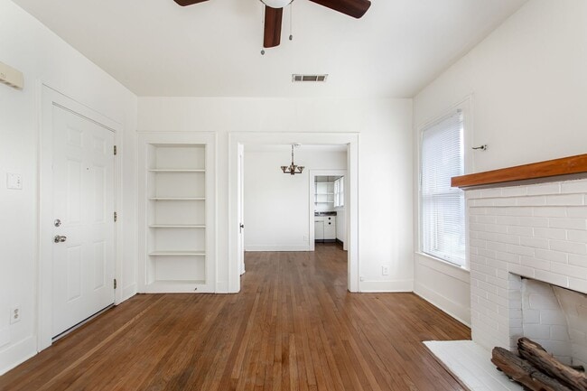Building Photo - 1 Bedroom, 1 Bath Apartment - East Dallas