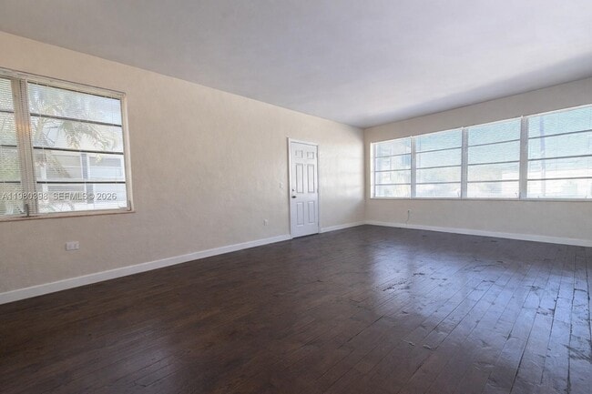 Building Photo - 4710 Pine Tree Dr