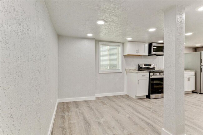 Building Photo - 672 S 200 W